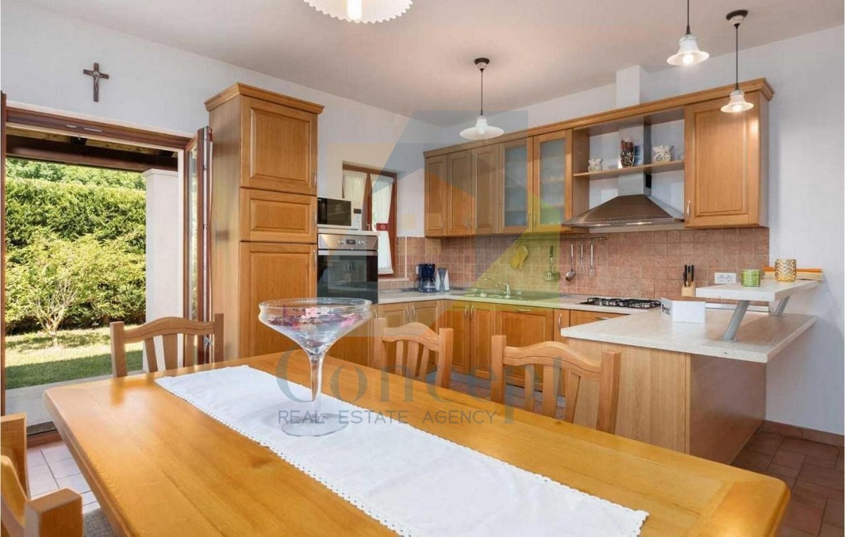 Poreč, dintorni, casa in pietra, indipendente con piscina e vista mare