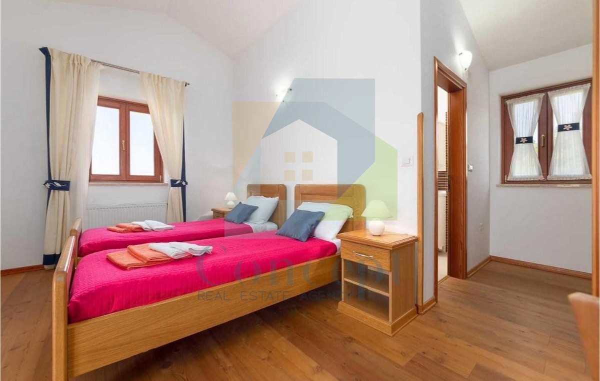 Poreč, dintorni, casa in pietra, indipendente con piscina e vista mare