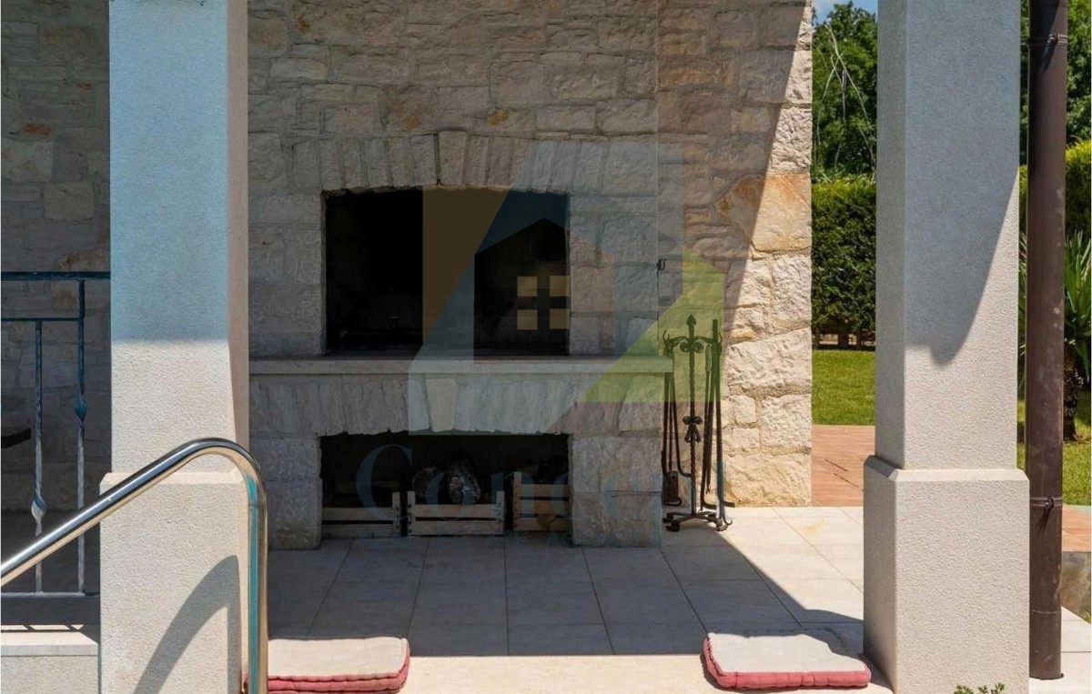 Poreč, dintorni, casa in pietra, indipendente con piscina e vista mare