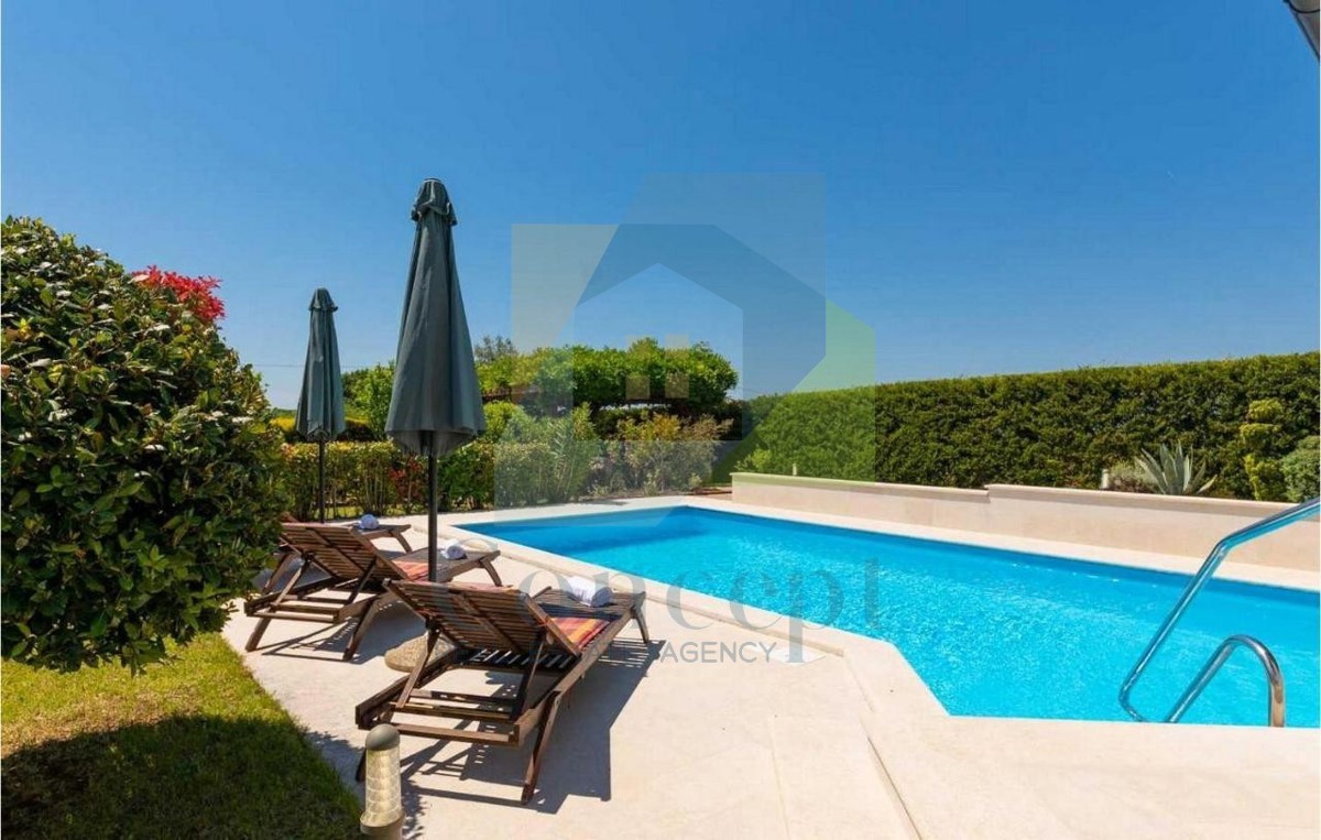 Poreč, dintorni, casa in pietra, indipendente con piscina e vista mare