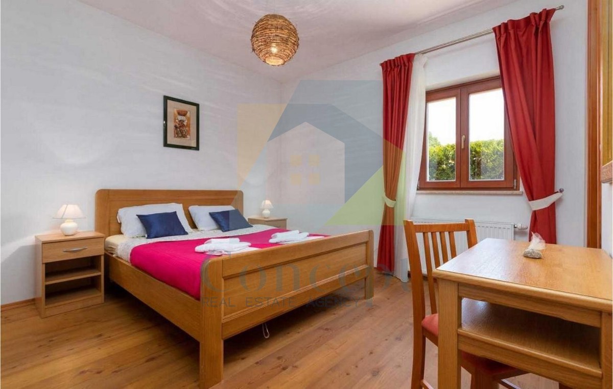 Poreč, dintorni, casa in pietra, indipendente con piscina e vista mare