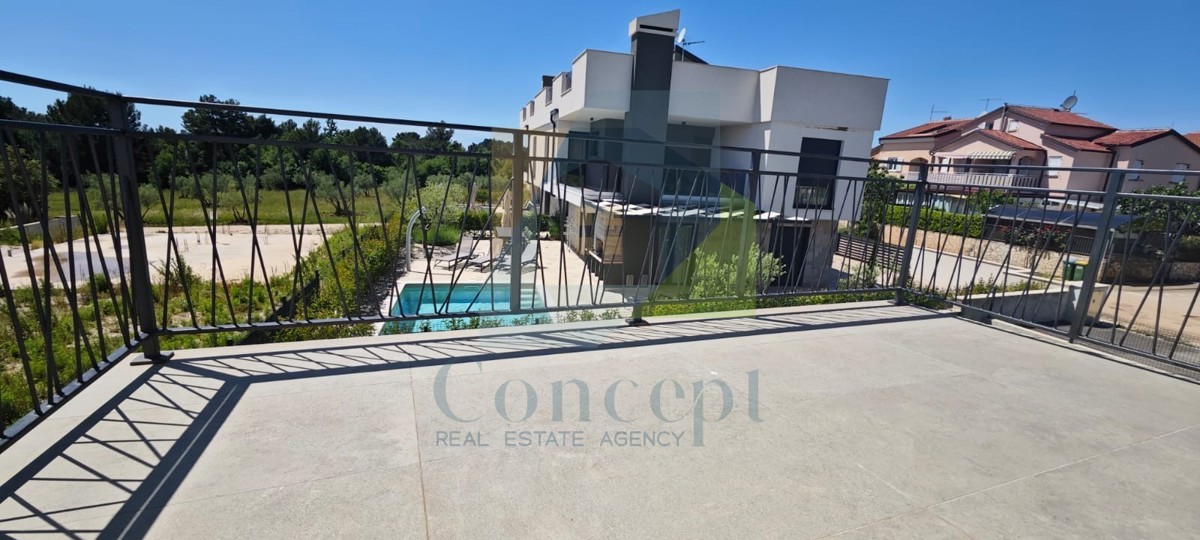 Poreč, dintorni, Appartamento al 1° piano con 3 camere da letto e terrazza sul tetto, a 1 km dal mare