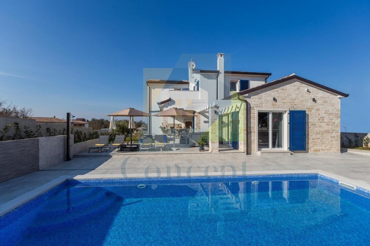 Poreč, dintorni, Incantevole villa con piscina in posizione tranquilla, 3 km dal mare