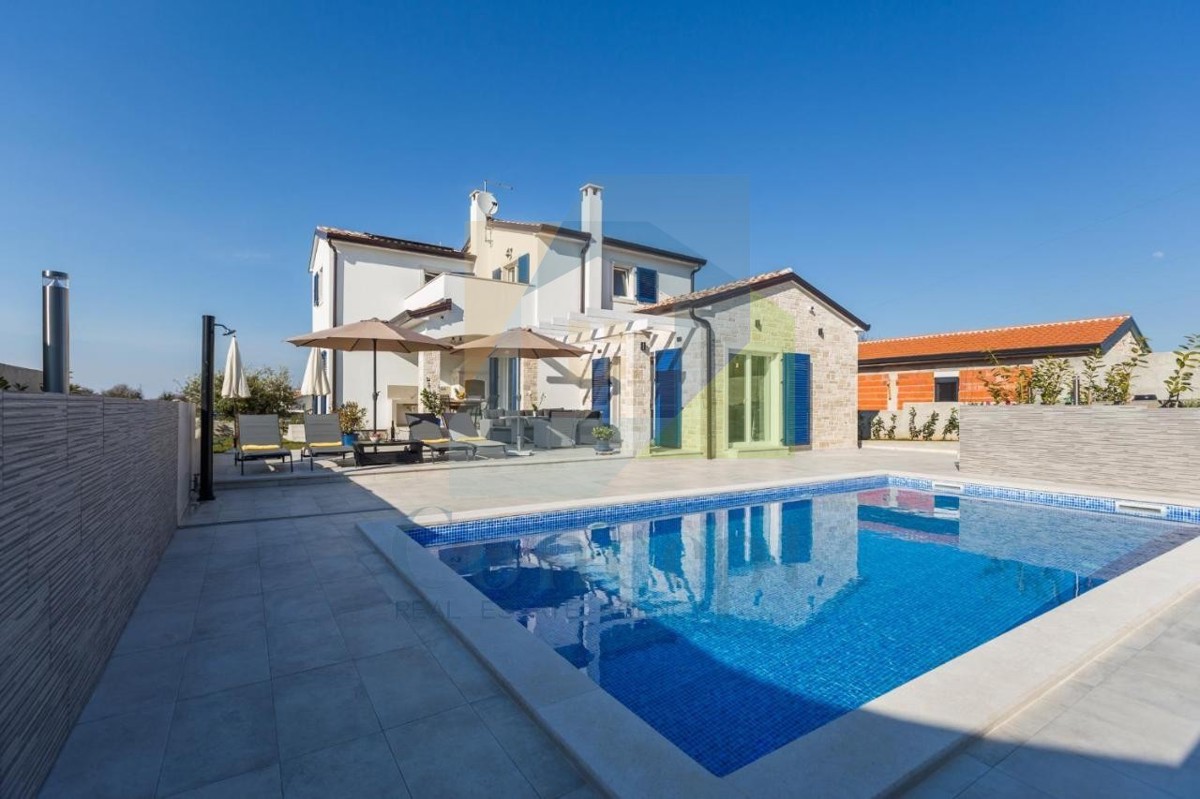 Poreč, dintorni, Incantevole villa con piscina in posizione tranquilla, 3 km dal mare