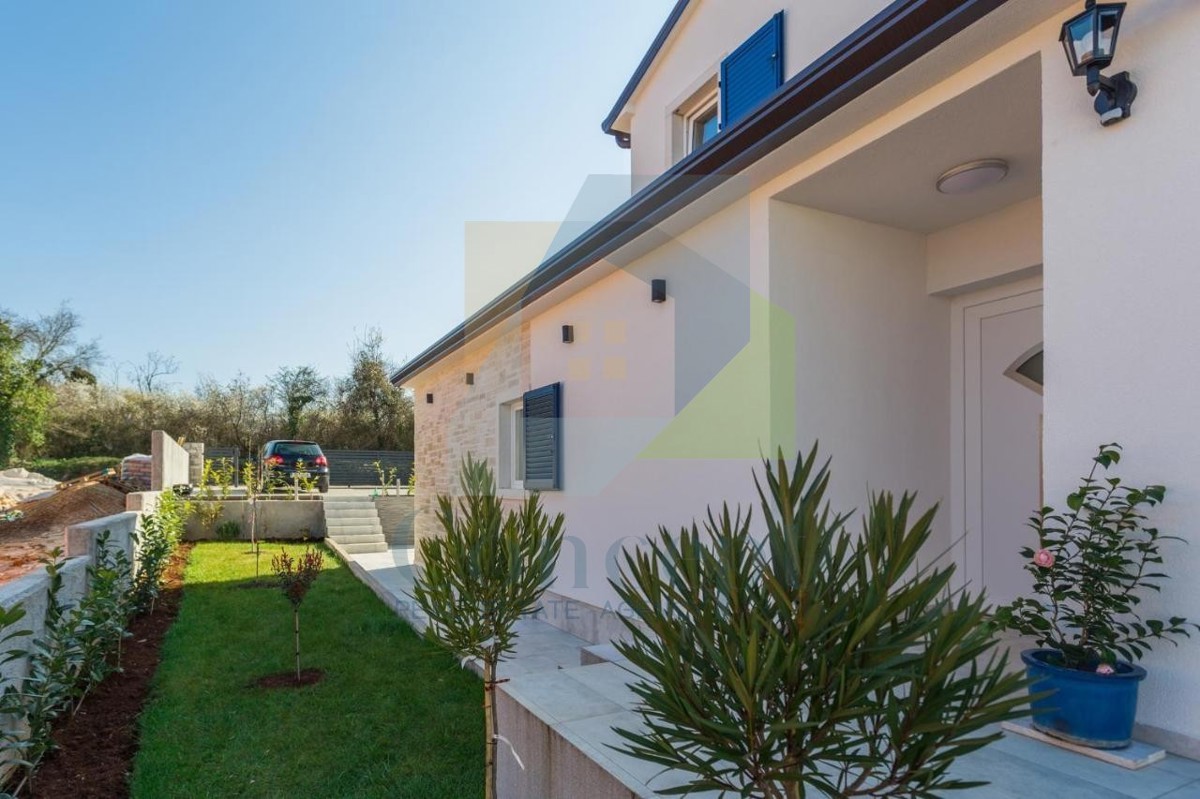 Poreč, dintorni, Incantevole villa con piscina in posizione tranquilla, 3 km dal mare