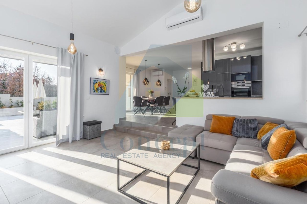 Poreč, dintorni, Incantevole villa con piscina in posizione tranquilla, 3 km dal mare