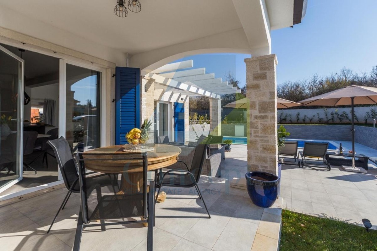 Poreč, dintorni, Incantevole villa con piscina in posizione tranquilla, 3 km dal mare