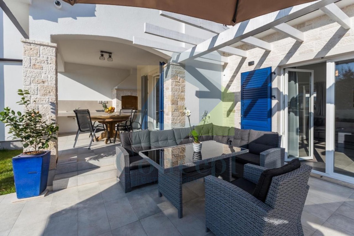 Poreč, dintorni, Incantevole villa con piscina in posizione tranquilla, 3 km dal mare