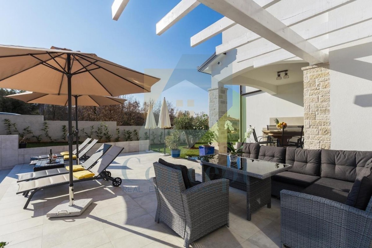 Poreč, dintorni, Incantevole villa con piscina in posizione tranquilla, 3 km dal mare