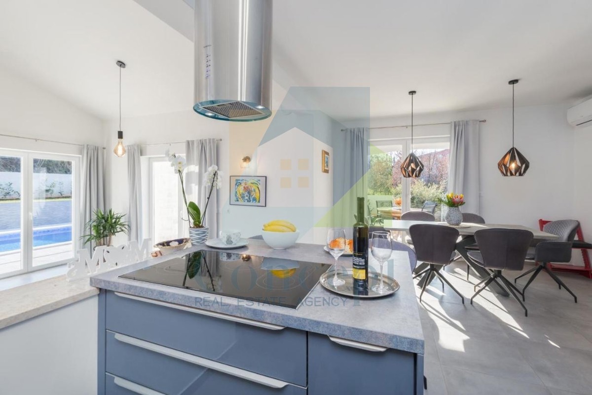 Poreč, dintorni, Incantevole villa con piscina in posizione tranquilla, 3 km dal mare