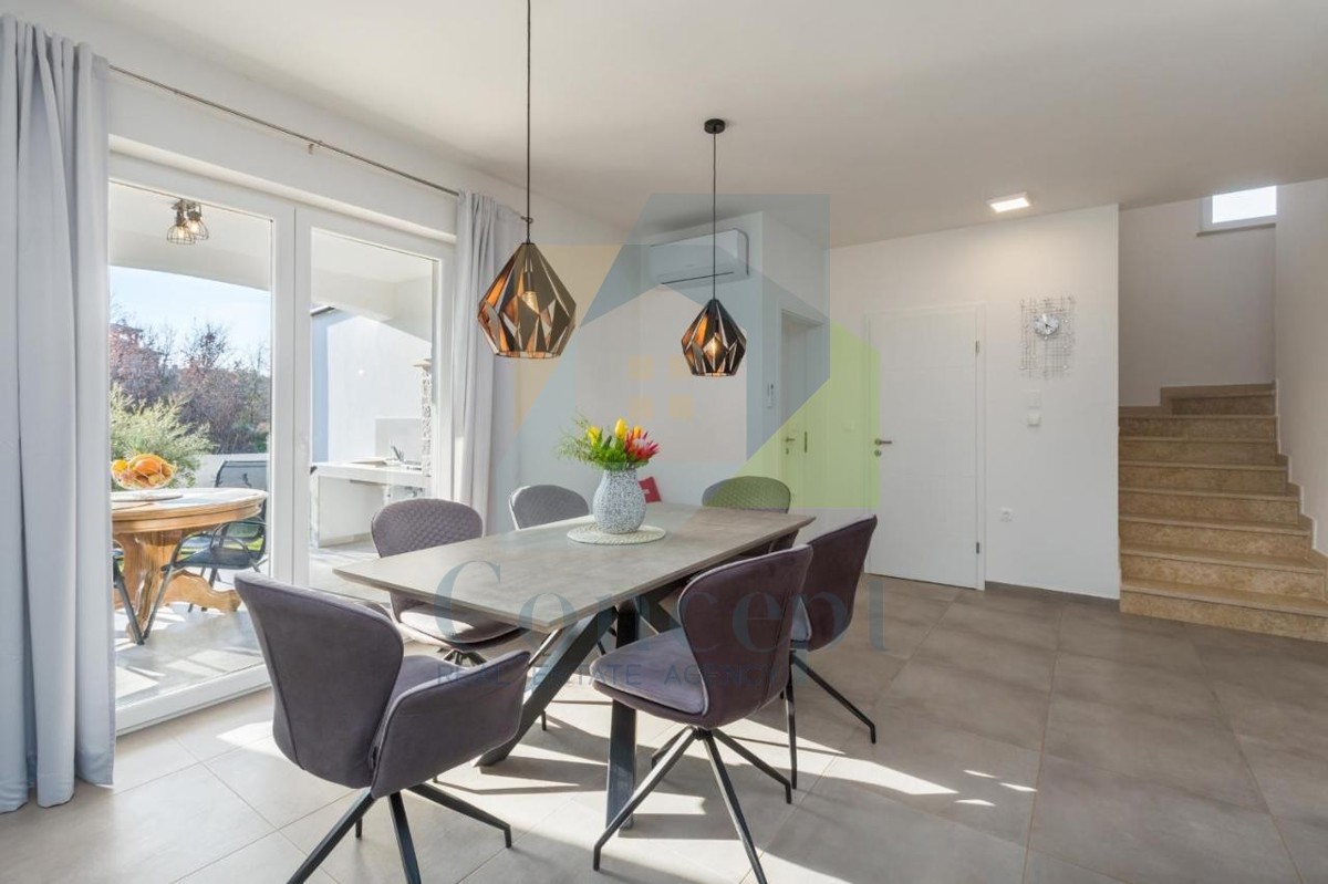 Poreč, dintorni, Incantevole villa con piscina in posizione tranquilla, 3 km dal mare