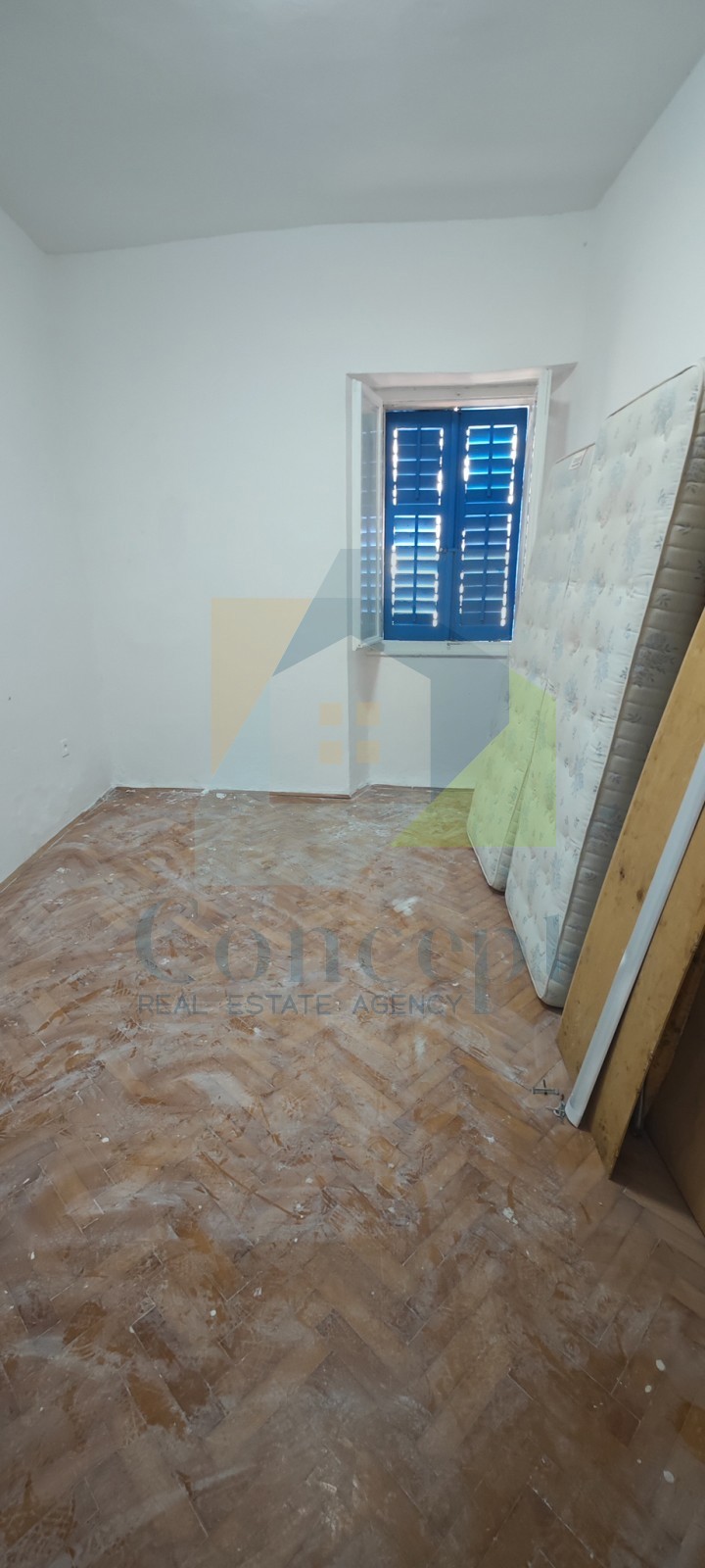 Poreč, centro, Casa da ristrutturare nel nucleo storico della città, a 40 m dal mare.