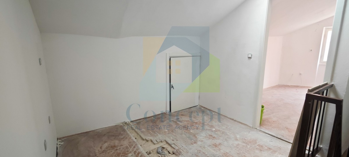 Poreč, centro, Casa da ristrutturare nel nucleo storico della città, a 40 m dal mare.