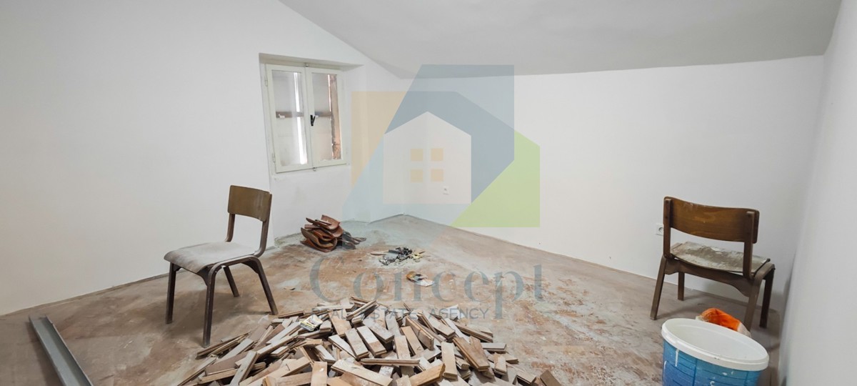 Poreč, centro, Casa da ristrutturare nel nucleo storico della città, a 40 m dal mare.