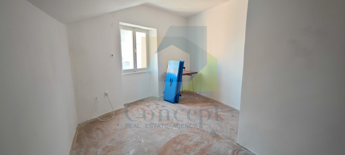 Poreč, centro, Casa da ristrutturare nel nucleo storico della città, a 40 m dal mare.