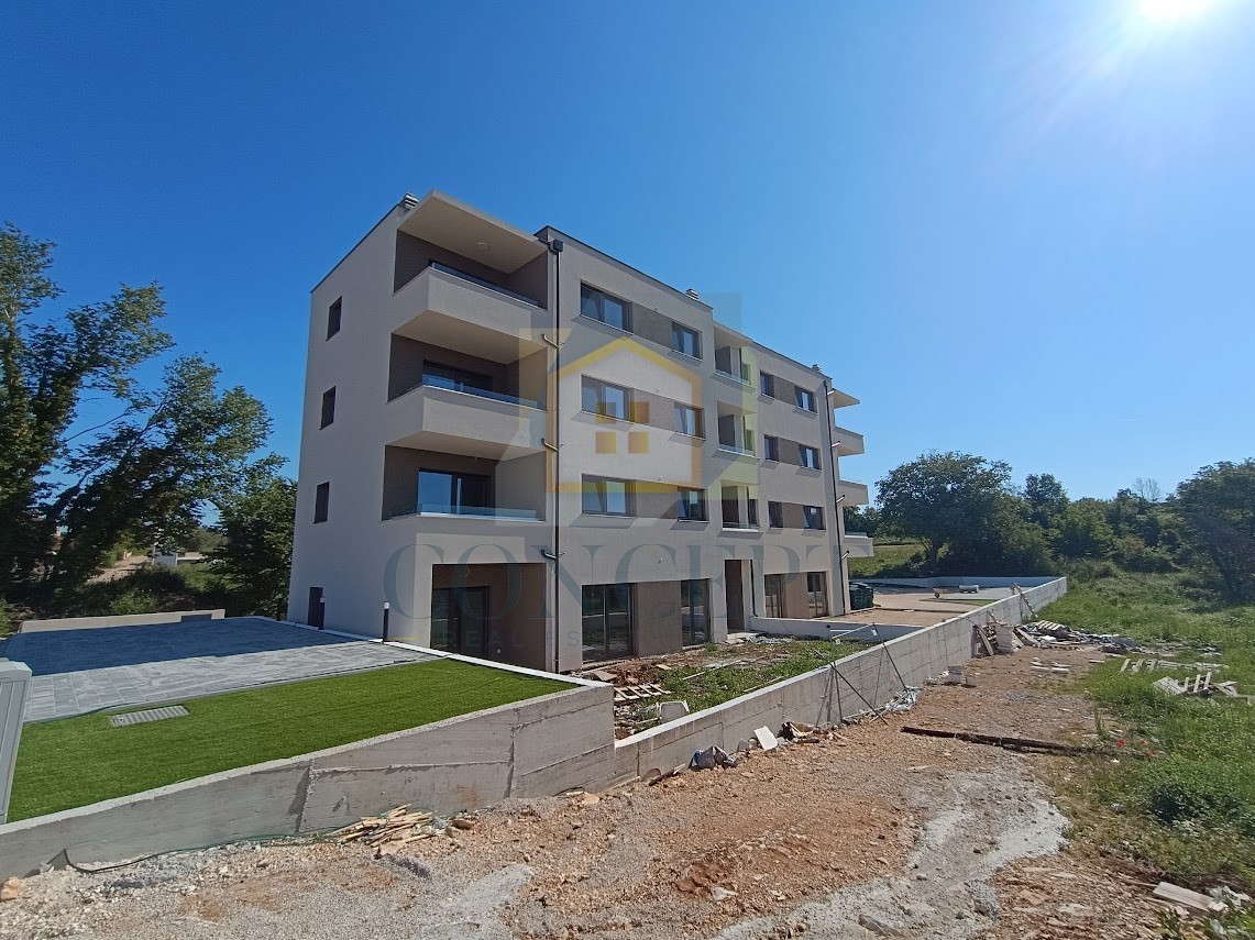 Poreč, dintorni, Appartamento al piano terra di nuova costruzione con giardino, 3 km dal mare