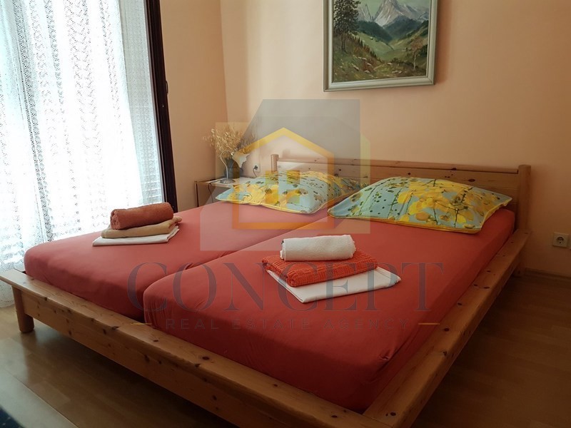 Poreč, centro più ampio, Casa appartamenti con 4 unità abitative e piscina, 800 m dal mare