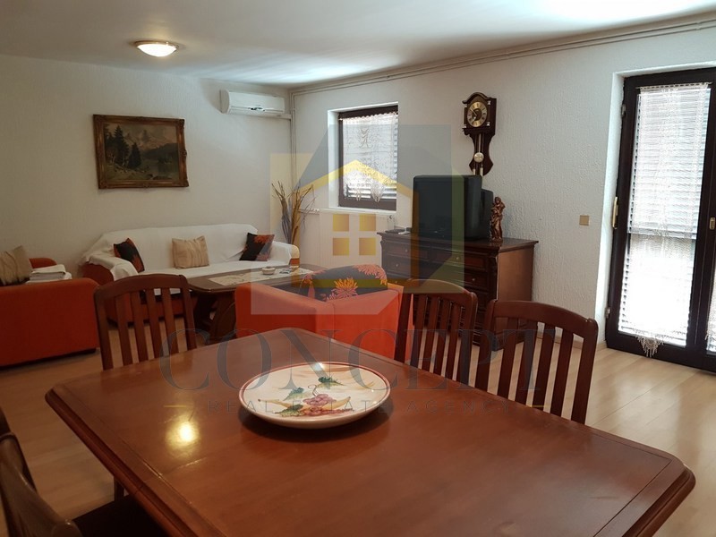 Poreč, centro più ampio, Casa appartamenti con 4 unità abitative e piscina, 800 m dal mare