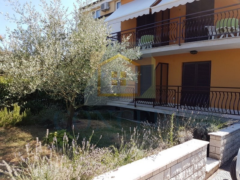 Poreč, centro più ampio, Casa appartamenti con 4 unità abitative e piscina, 800 m dal mare