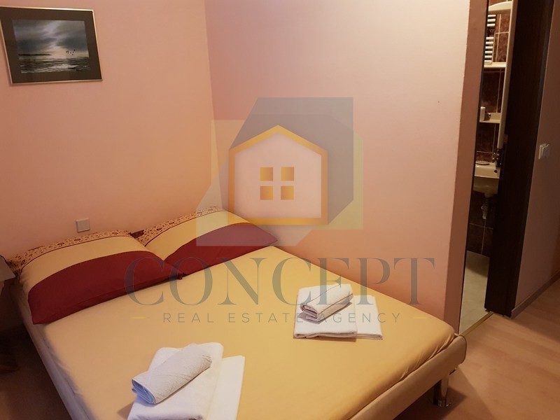 Poreč, centro più ampio, Casa appartamenti con 4 unità abitative e piscina, 800 m dal mare