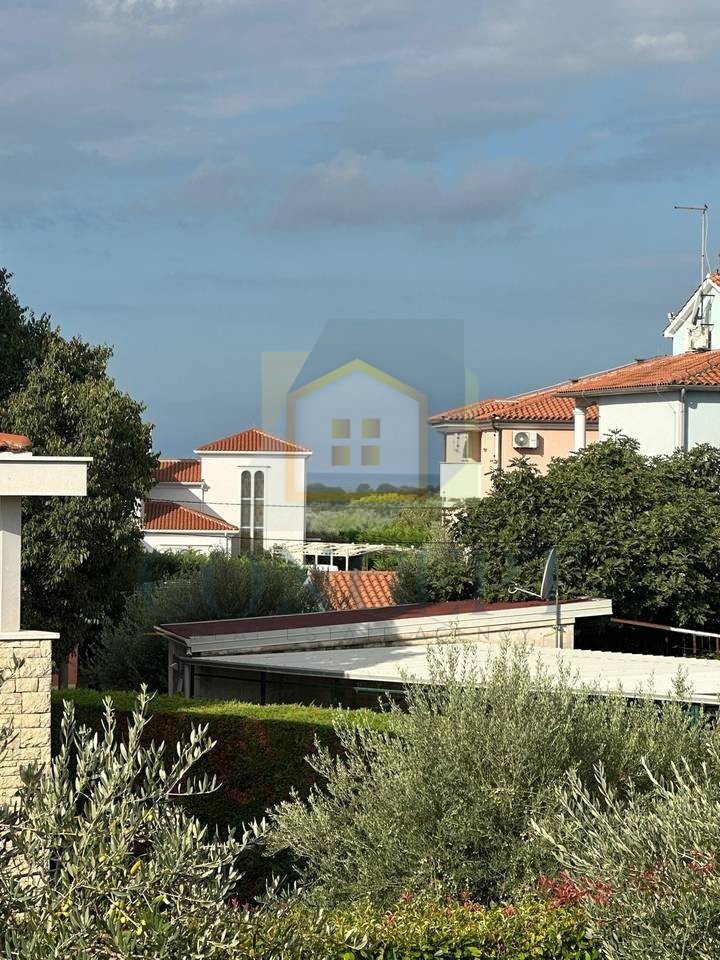 Poreč, Tar-Vabriga, Appartamento al 1° piano suddiviso in 2 unità, 1500 m dal mare