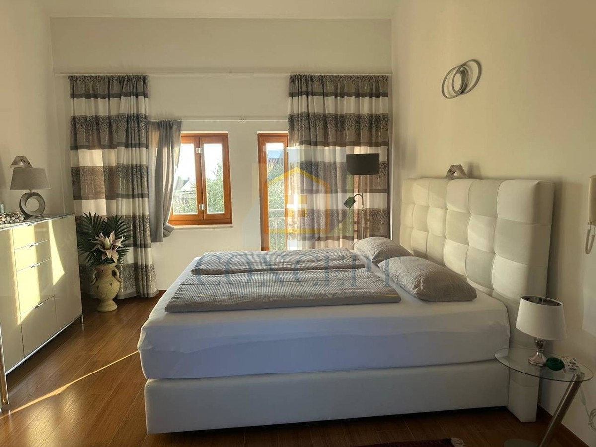 Poreč, Tar-Vabriga, Appartamento al 1° piano suddiviso in 2 unità, 1500 m dal mare