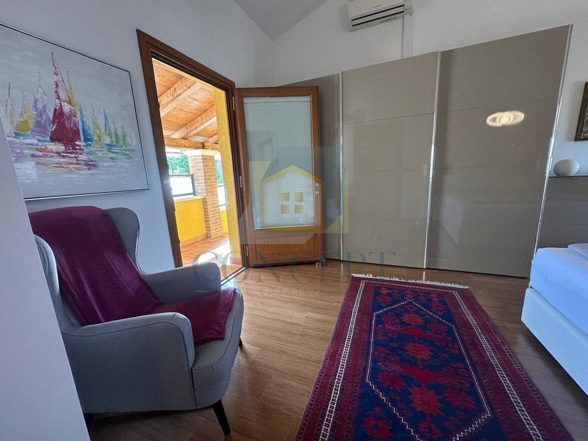 Poreč, Tar-Vabriga, Appartamento al 1° piano suddiviso in 2 unità, 1500 m dal mare