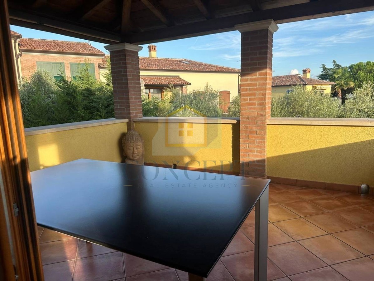 Poreč, Tar-Vabriga, Appartamento al 1° piano suddiviso in 2 unità, 1500 m dal mare