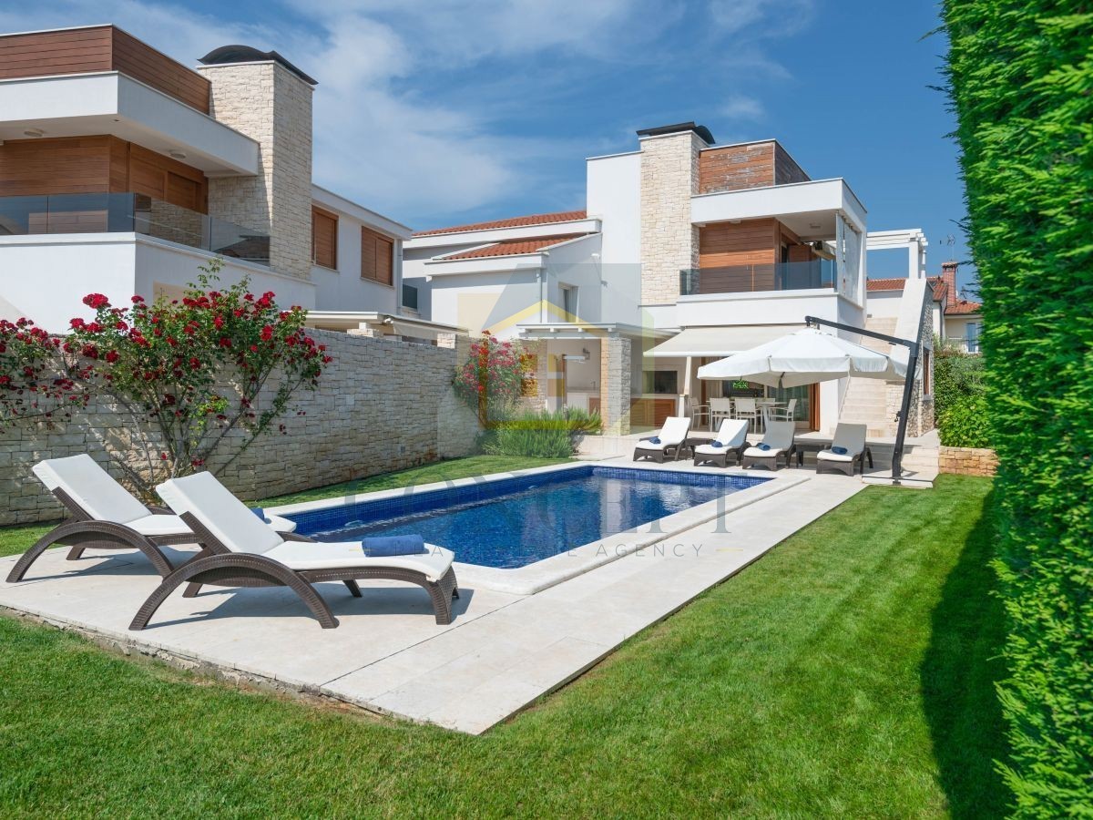 Poreč, Vabriga, Moderna lussuosa bifamiliare con piscina, 1 km dal mare