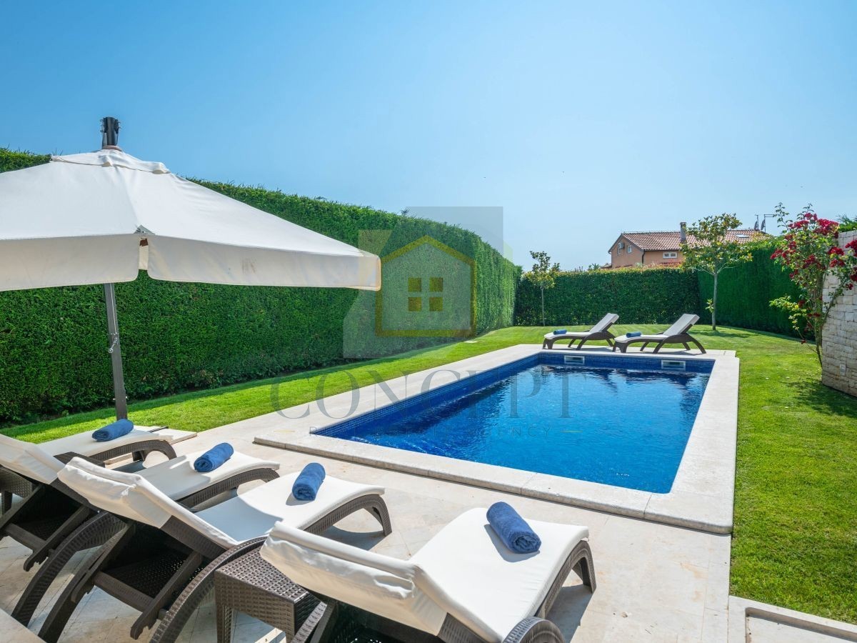 Poreč, Vabriga, Moderna lussuosa bifamiliare con piscina, 1 km dal mare