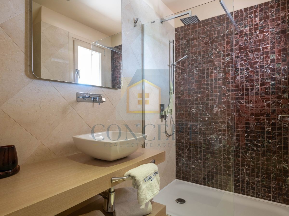 Poreč, Vabriga, Moderna lussuosa bifamiliare con piscina, 1 km dal mare