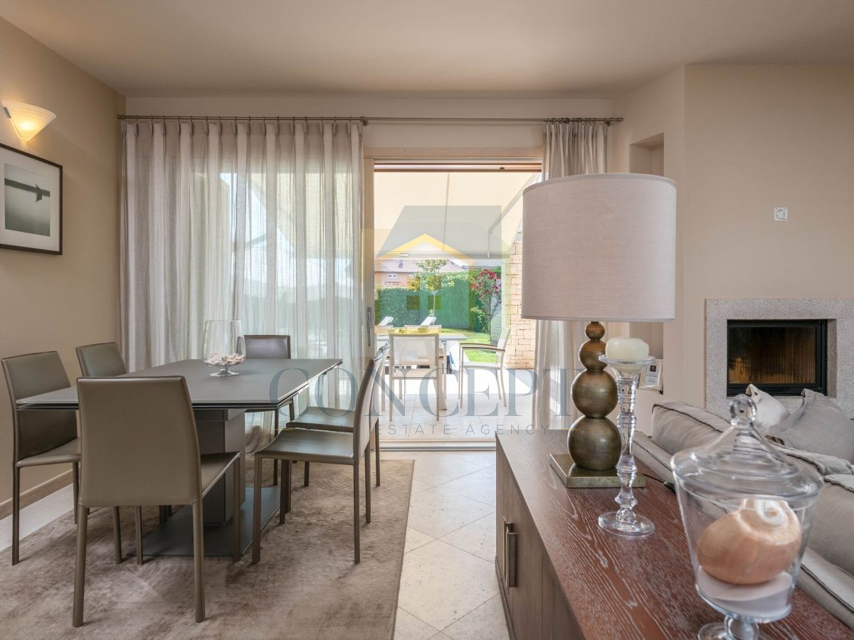 Poreč, Vabriga, Moderna lussuosa bifamiliare con piscina, 1 km dal mare