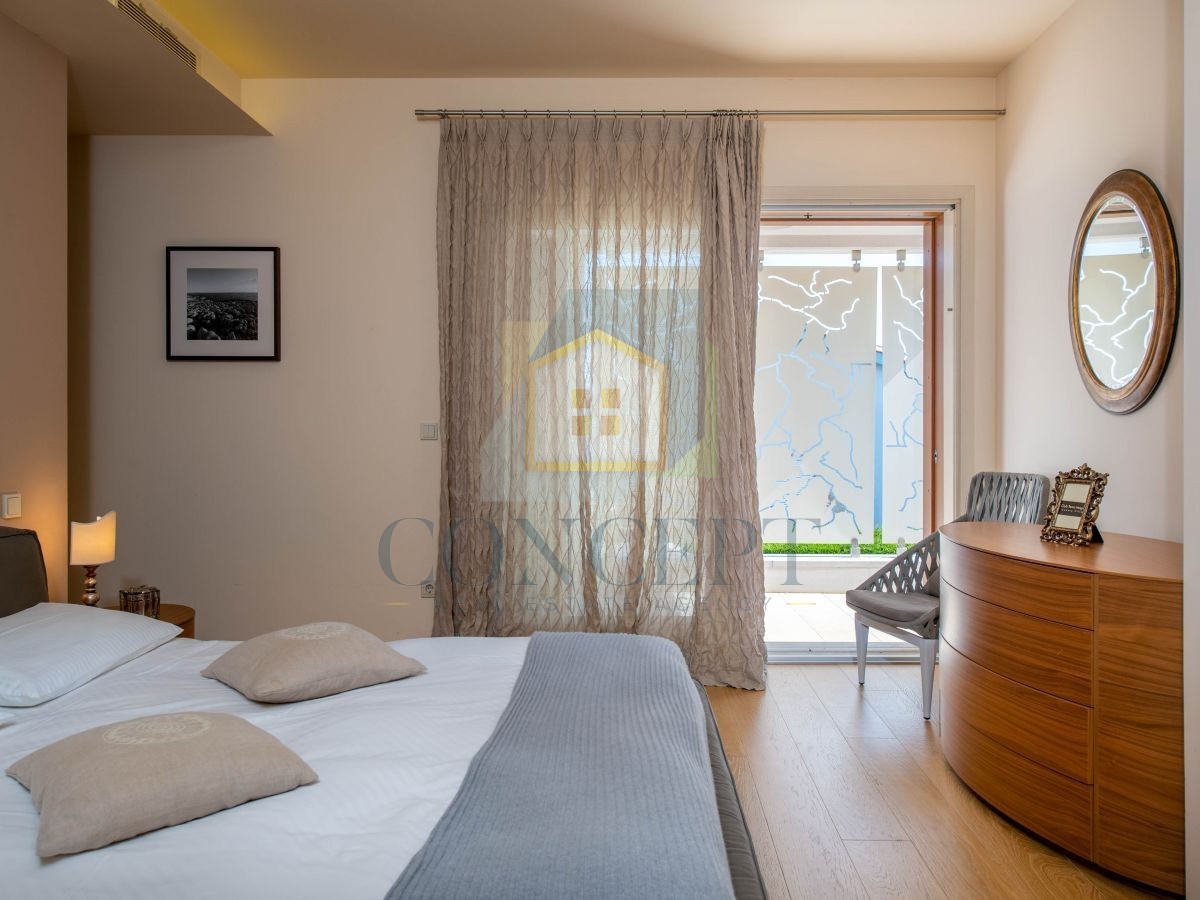 Poreč, Vabriga, Moderna lussuosa bifamiliare con piscina, 1 km dal mare