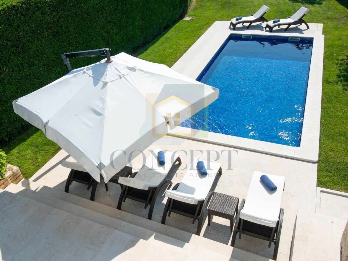 Poreč, Vabriga, Moderna lussuosa bifamiliare con piscina, 1 km dal mare