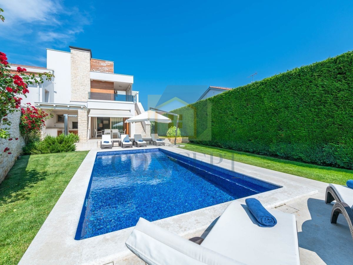 Poreč, Vabriga, Moderna lussuosa bifamiliare con piscina, 1 km dal mare