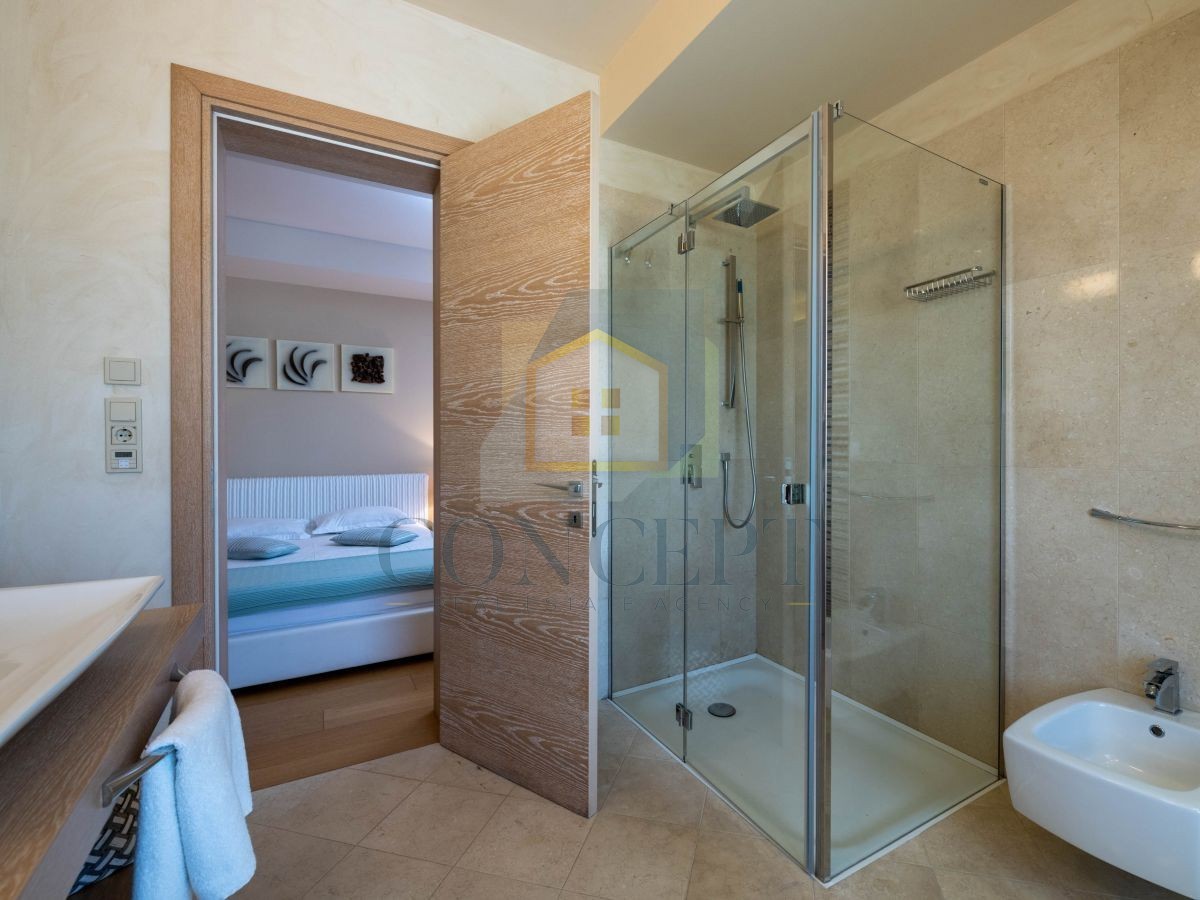 Poreč, Vabriga, Moderna lussuosa bifamiliare con piscina, 1 km dal mare