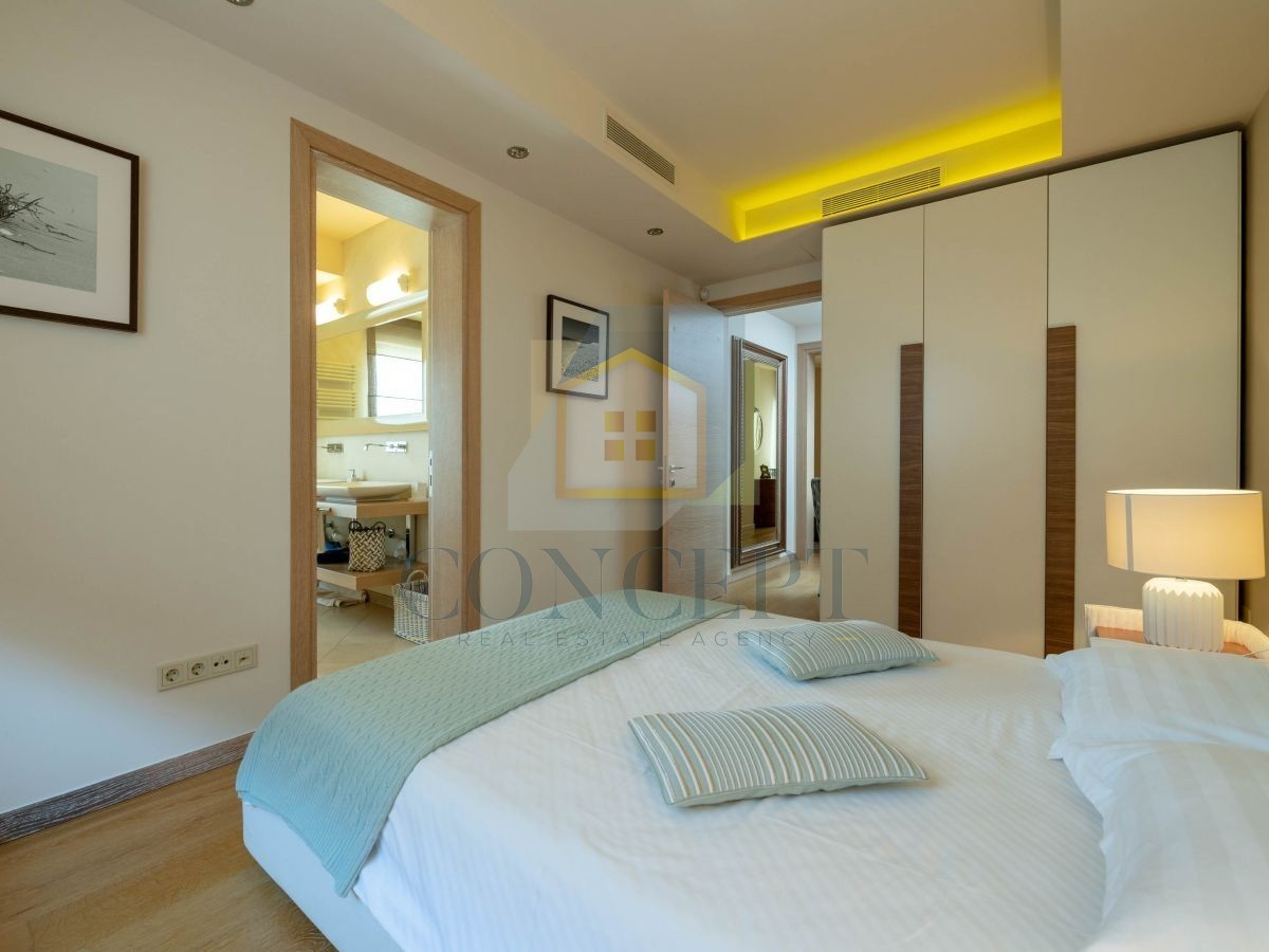 Poreč, Vabriga, Moderna lussuosa bifamiliare con piscina, 1 km dal mare