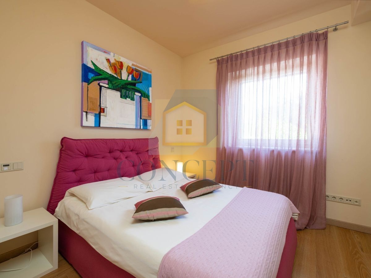 Poreč, Vabriga, Moderna lussuosa bifamiliare con piscina, 1 km dal mare