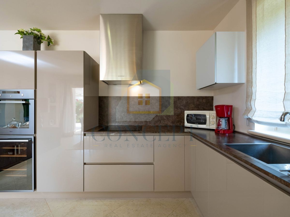 Poreč, Vabriga, Moderna lussuosa bifamiliare con piscina, 1 km dal mare