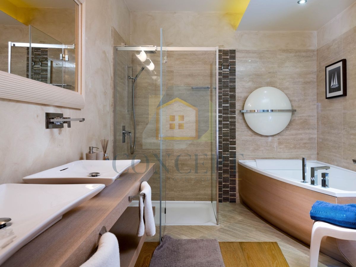 Poreč, Vabriga, Moderna lussuosa bifamiliare con piscina, 1 km dal mare