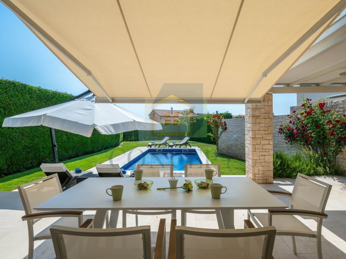 Poreč, Vabriga, Moderna lussuosa bifamiliare con piscina, 1 km dal mare