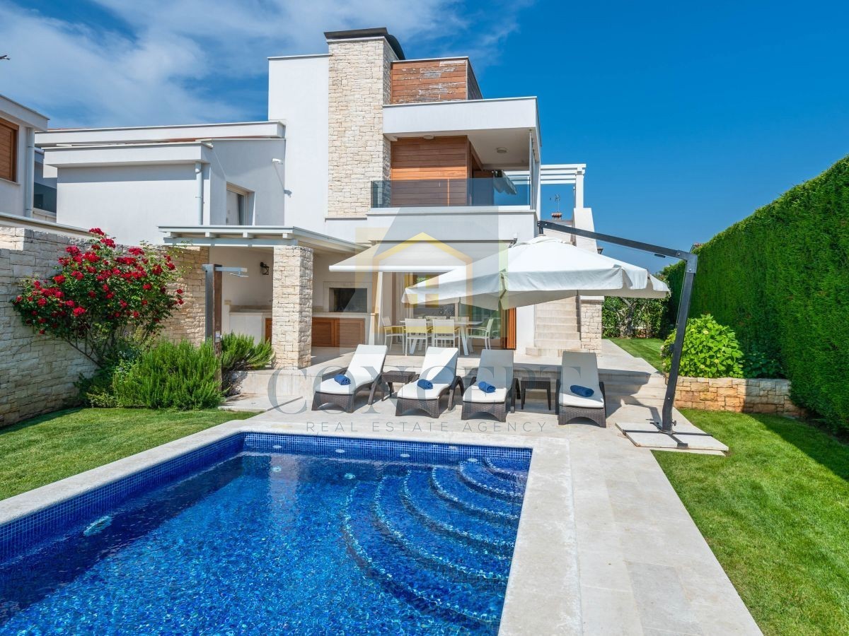 Poreč, Vabriga, Moderna lussuosa bifamiliare con piscina, 1 km dal mare