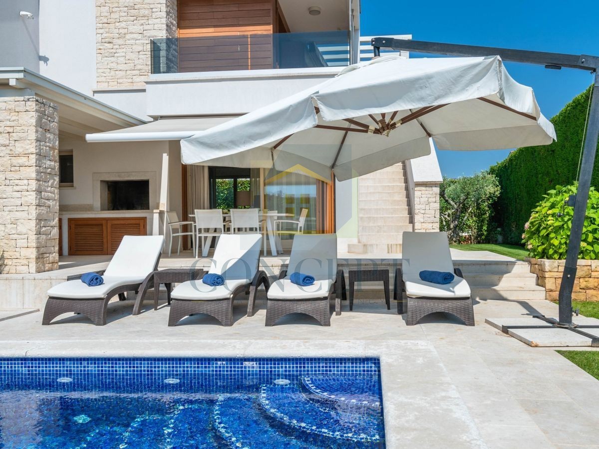 Poreč, Vabriga, Moderna lussuosa bifamiliare con piscina, 1 km dal mare