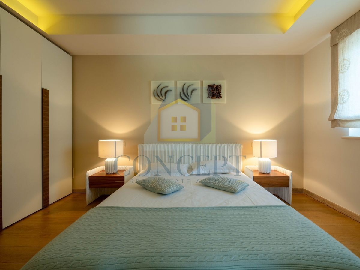 Poreč, Vabriga, Moderna lussuosa bifamiliare con piscina, 1 km dal mare