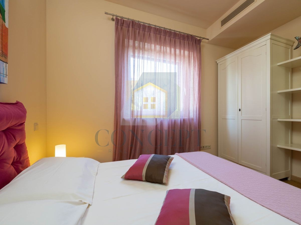 Poreč, Vabriga, Moderna lussuosa bifamiliare con piscina, 1 km dal mare