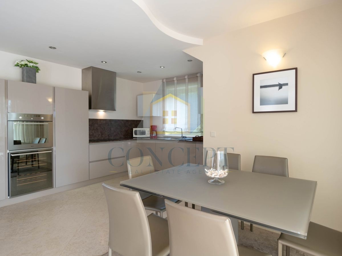 Poreč, Vabriga, Moderna lussuosa bifamiliare con piscina, 1 km dal mare