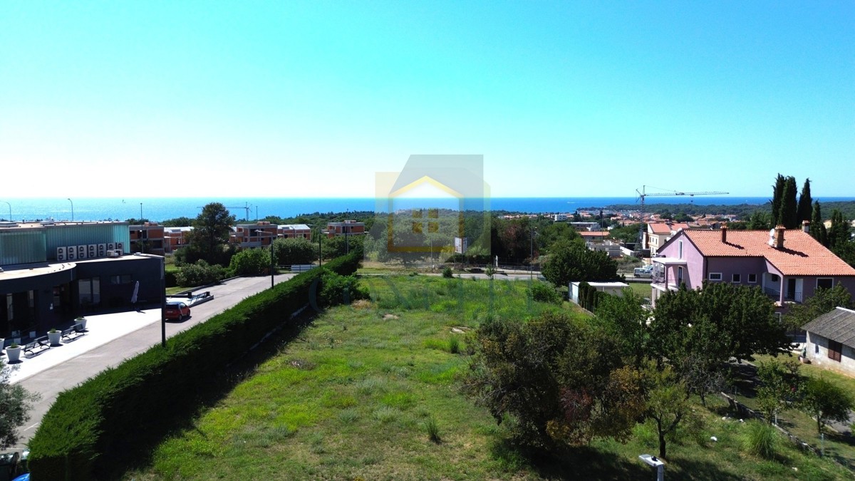 Poreč, Terreno edificabile con permesso di costruzione per 5 appartamenti, a 1 km dal mare