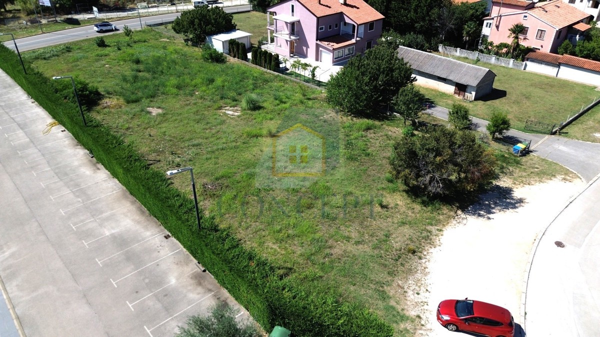 Poreč, Terreno edificabile con permesso di costruzione per 5 appartamenti, a 1 km dal mare