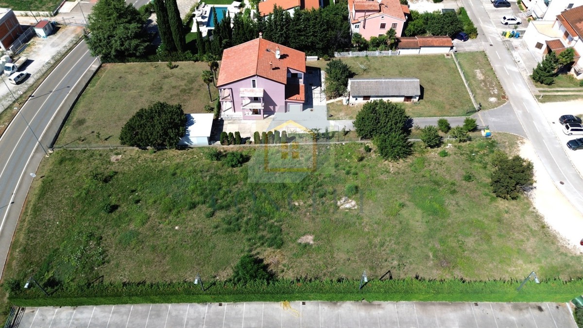 Poreč, Terreno edificabile con permesso di costruzione per 5 appartamenti, a 1 km dal mare