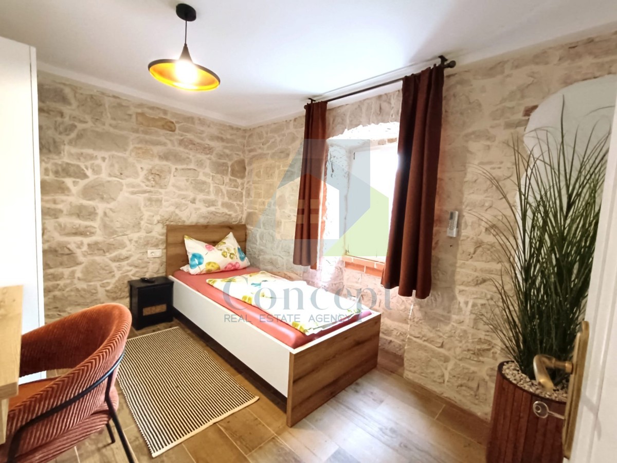 Poreč, dintorni, Ristrutturata casa in pietra a schiera con vista mare